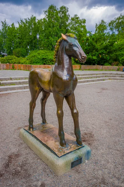 OSLO, NORWAY - 8 JULY, 2015: Statue of a young horse with scared body language located in the middle Birkelunden park — 스톡 사진