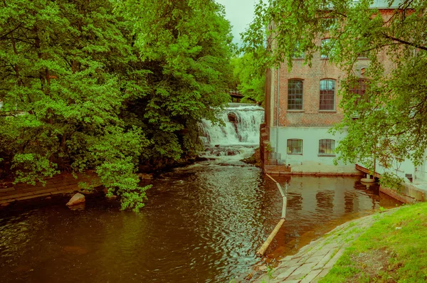 Oslo, Norwegen - 8. Juli 2015: entlang des Flusses Akerselva durch die Stadt mit reizvollen Wegen und Häusern — Stockfoto