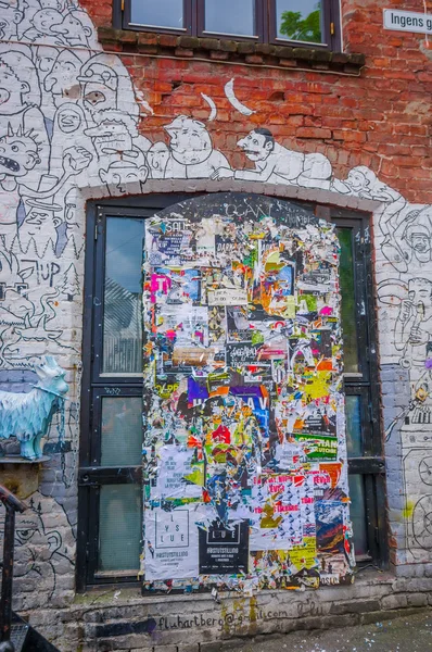 Oslo, Norvégia - 2015. július 8.: Graffiti street art a falakon épületek népszerű művészeti területen Brenneriveien: Grunerlokka — Stock Fotó