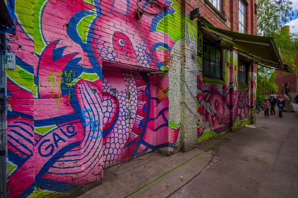 Oslo, Norge - 8 juli, 2015: Graffiti street art på väggarna i byggnader i populära konstnärliga Brenneriveien på Grunerlokka — Stockfoto