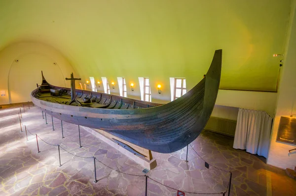 OSLO, NORWAY - 8 JULY, 2015: Gokstadskipet famous ship presented in all its glory at the viking museum on Bygdoy — Stockfoto