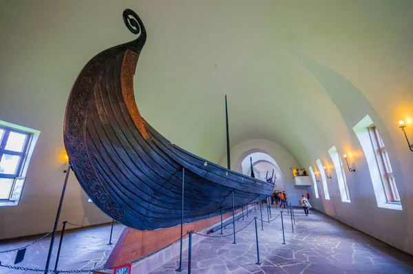 OSLO, NORUEGA - 8 DE JULIO DE 2015: Hermosa preservación de Osebergskipet como se presenta en el museo vikingo de Bygdoy — Foto de Stock