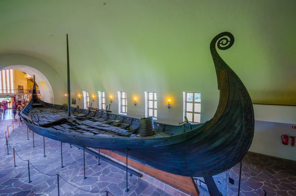 OSLO, NORWAY - 8 JULY, 2015: Beautiful preservation of Osebergskipet as presented in the viking museum at Bygdoy, shot from slightly above angle — 图库照片