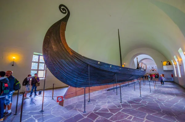 OSLO, NORUEGA - 8 DE JULIO DE 2015: Hermosa preservación de Osebergskipet como se presenta en el museo vikingo de Bygdoy — Foto de Stock