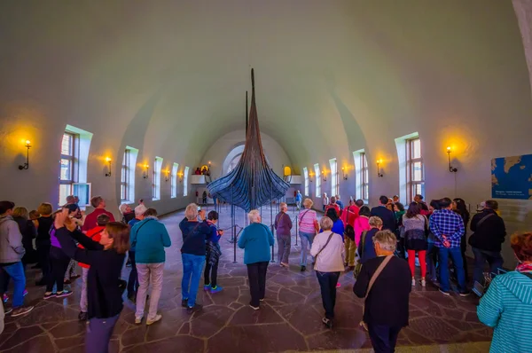 OSLO, NORWAY - 8 JULY, 2015: Famous Osebergskipet seen from frontal angle with tourists around admiring at official viking museum on Bygdoy — Stock Fotó