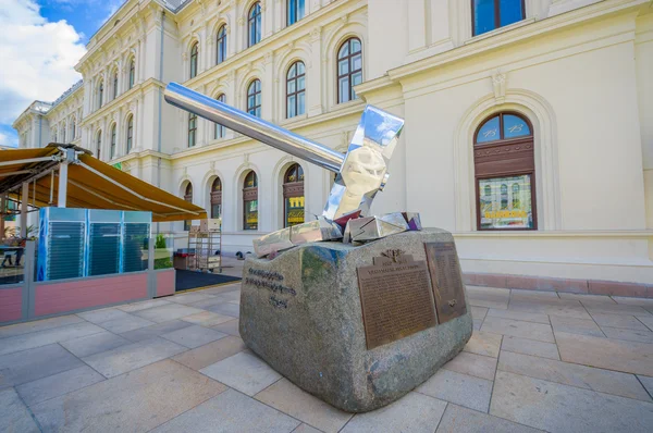 OSLO, NORUEGA - 8 DE JULIO DE 2015: Monumento en la estación central de trenes en memoria de aquellos empleados que dieron su vida durante la Segunda Guerra Mundial —  Fotos de Stock