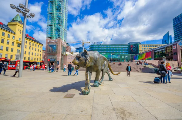 OSLO, NORWAY - 8 JULY, 2015: Plaza in front of Oslo Central station with people around and cool tiger statue on nice sunny day — Stock fotografie