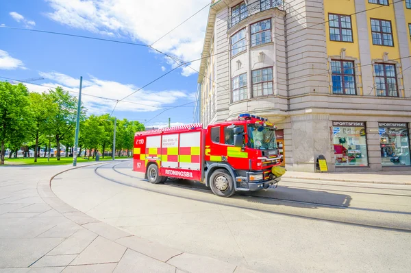 OSLO, NORUEGA - 8 DE JULHO DE 2015: Caminhão de bombeiros vermelho passando por Fred Olsensgate em um belo dia de sol — Fotografia de Stock