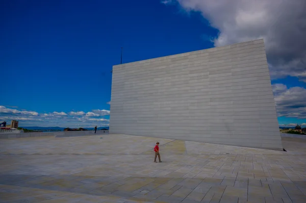 OSLO, NORUEGA - 8 DE JULIO DE 2015: Caminando por el espectacular edificio de la ópera ubicado frente al mar frente al este de la ciudad con hermosa arquitectura y vistas —  Fotos de Stock