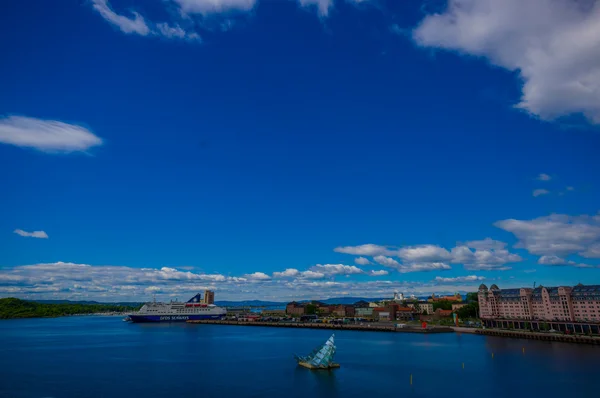 OSLO, NORUEGA - 8 JULHO, 2015: Oslofjord como visto do telhado do edifício de ópera, instalação de arte e alguns navios visível, belo céu azul — Fotografia de Stock