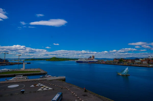 OSLO, NORVEGIA - 8 LUGLIO 2015: Oslofjord visto dal tetto dell'edificio dell'opera, installazione artistica e alcune navi visibili, bellissimo cielo blu — Foto Stock