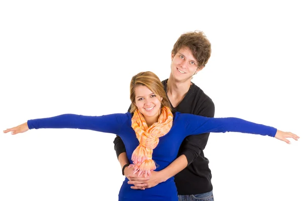 Retrato de atractiva pareja feliz joven en el amor hombre y mujer aislado sobre fondo blanco que sostiene sus brazos alrededor de ella . — Foto de Stock