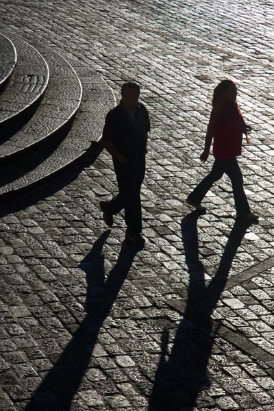 Couple walking in San Francisco plaza, Quito, Ecuador — Stock Photo, Image