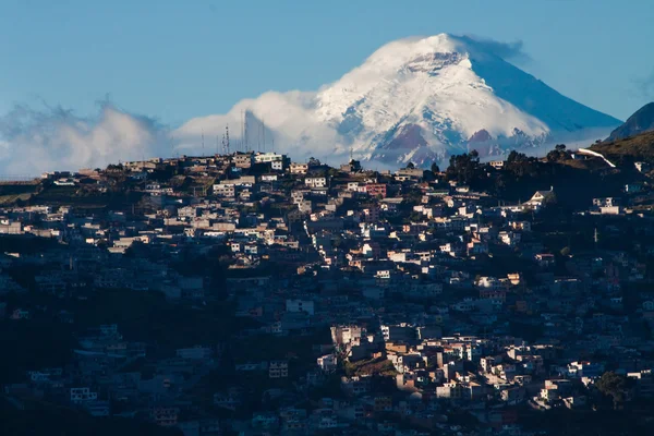 Erstaunliche cotopaxi vulkan hinter quito city, ecuador — Stockfoto