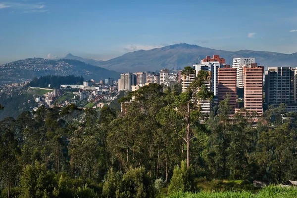 Luftaufnahme aus dem Norden von Quito, Ecuador — Stockfoto