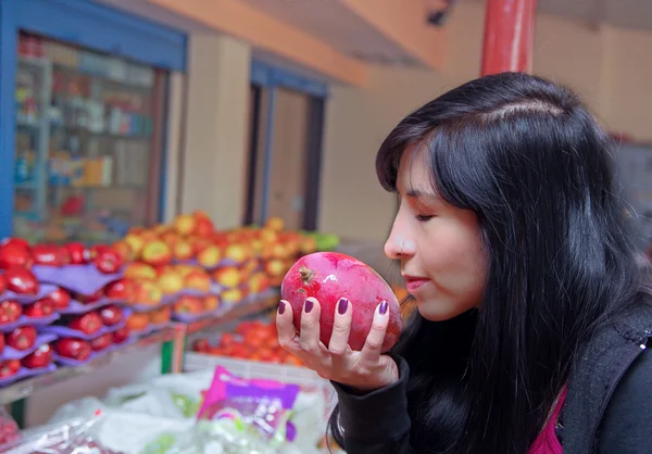 Mooie brunette meisje in de markt voor fruit — Stockfoto