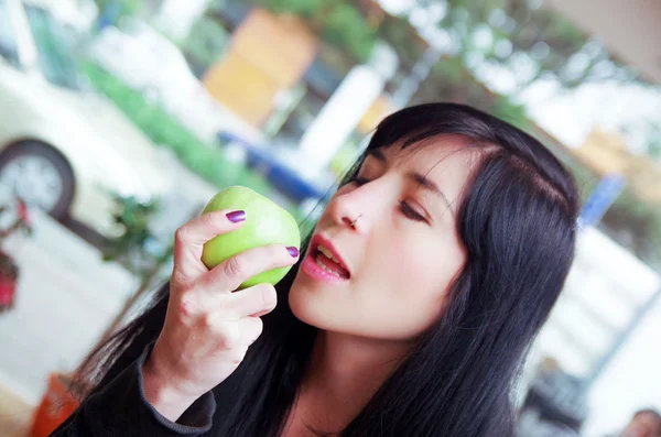 Beautiful young brunette girl in the fruit market — Stock Photo, Image