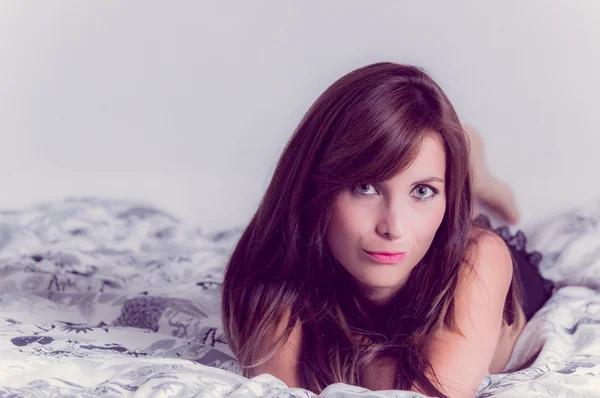 Vacker ung sexig latinsk kvinna i sängen — Stockfoto