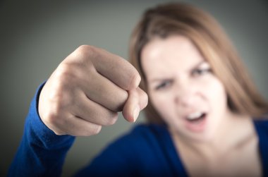 kızgın genç genç kız gösteren yumruk closeup portresi