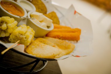 Mısır, empanadas, abbas, peynir ve güzel düzenlenmiş salsas gibi tipik latin gıdaların closeup lezzetli yemek tabağı