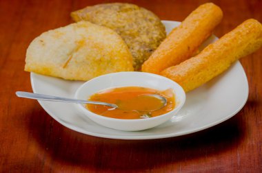 Karışık beyaz tabak empanadas ve salsa kase gibi tipik latin yemek