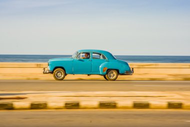 Havana, Küba - 30 Ağustos 2015: taksi ve Turizm taşımacılığı için kullanılan eski klasik Amerikan arabaları.