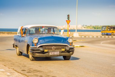 Havana, Küba - 30 Ağustos 2015: taksi ve Turizm taşımacılığı için kullanılan eski klasik Amerikan arabaları.