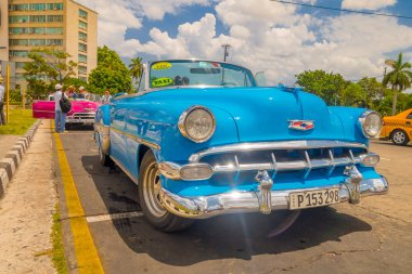 Havana, Küba - 30 Ağustos 2015: taksi ve Turizm taşımacılığı için kullanılan eski klasik Amerikan arabaları.