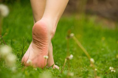 Closeup çimenlerin üzerinde güzel yeşil renk yürüme yalınayak