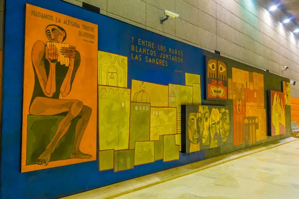 MADRID, SPAGNA - 8 AGOSTO 2015: Opera del pittore ecuadoriano Oswaldo Guayasamin esposta sul muro all'aeroporto di Barajas — Foto Stock