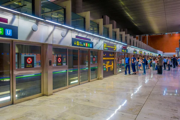 MADRID, ESPAÑA - 8 AGOSTO, 2015: Sala de conexiones de la estación de tren a las puertas del aeropuerto de Barajas con dorrs, pantallas de información y letreros —  Fotos de Stock