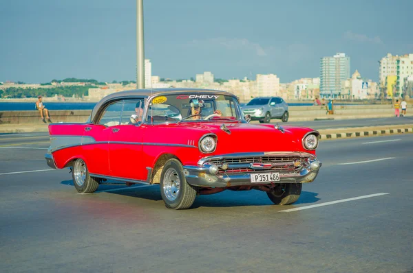 La Habana, Cuba - 30 de agosto de 2015: Viejos coches clásicos americanos utilizados para el transporte de taxis y turistas . — Foto de Stock