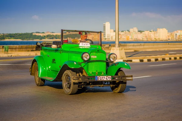 Havana, kuba - 30. august 2015: alte klassische amerikanische autos für taxi und touristentransport. — Stockfoto