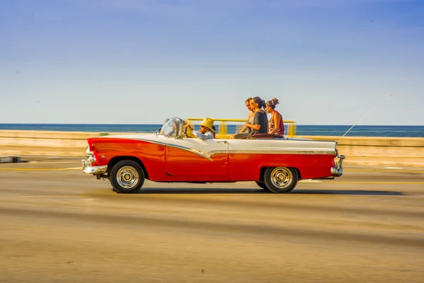 Havana, kuba - 30. august 2015: alte klassische amerikanische autos für taxi und touristentransport. — Stockfoto