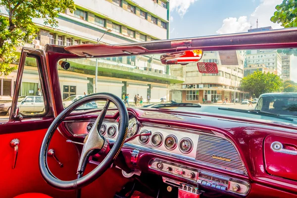 Havana, Cuba - 30 augustus 2015: Oude klassieke Amerikaanse auto's gebruikt voor taxi en toeristische vervoer. — Stockfoto
