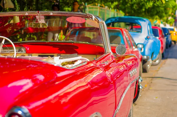 HAVANA, CUBA - HARUS 30, 2015: Mobil klasik Amerika lama yang digunakan untuk taksi dan transportasi wisata . — Stok Foto