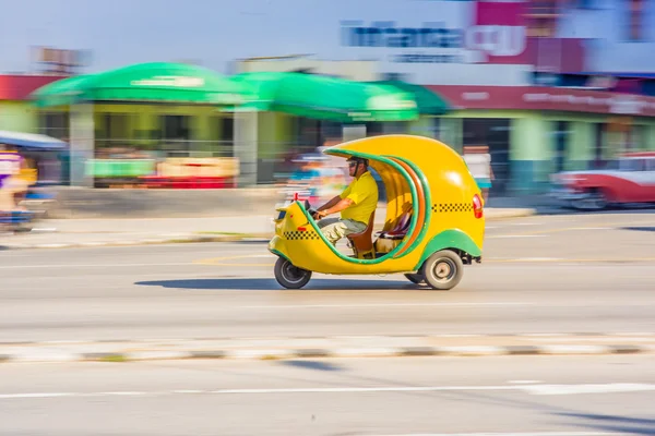HAVANA, CUBA - 30 AOÛT 2015 : Voitures Cocotaxi utilisées pour le transport en taxi et touristique . — Photo