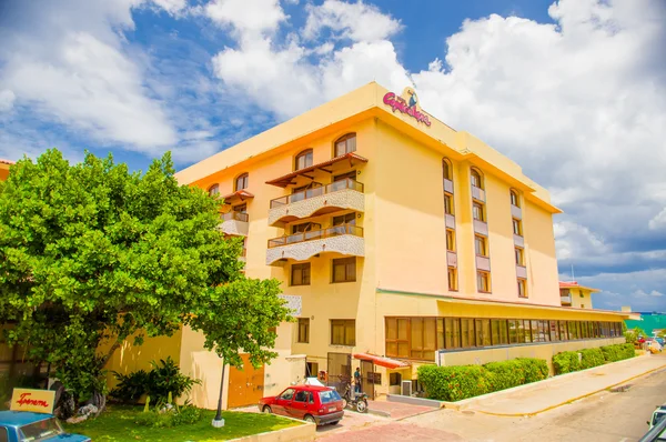 HAVANA, CUBA - AUGUST 30, 2015: Historic Hotel Copacabana, one of the most renowned and better positioned hotel facing the sea in Havana — Stock Photo, Image