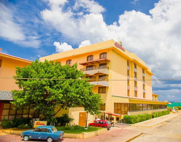 HAVANA, CUBA - AUGUST 30, 2015: Historic Hotel Copacabana, one of the most renowned and better positioned hotel facing the sea in Havana — Stock Photo, Image