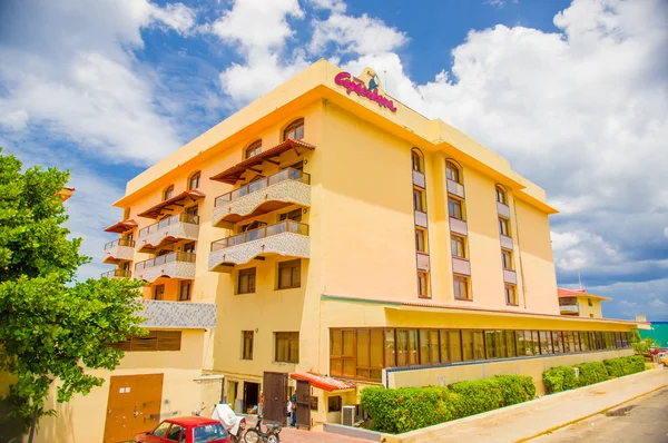 ХАВАНА, КУБА - 30 АВГУСТА 2015: Исторический отель Копакабана, один из самых известных и лучше расположенных отелей с видом на море в Гаване — стоковое фото