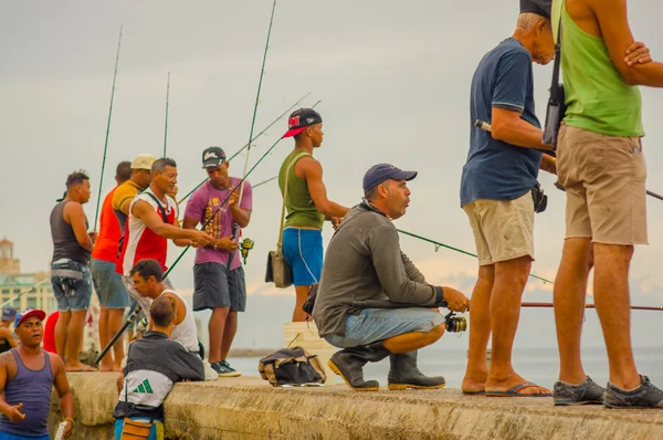 La Habana, Cuba - 30 de agosto de 2015: Hombres locales pescan en el mar en La Habana — Foto de Stock