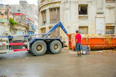 Havana, Küba - 2 Aralık 2013: Çöp konteyner sokaktan toplayıp atık toplama aracı