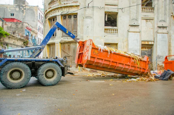 Αβάνα, Κούβα - 2 Δεκεμβρίου, 2013: Αποβλήτων συλλογή όχημα μαζεύοντας σκουπίδια δοχείο από το δρόμο — Φωτογραφία Αρχείου