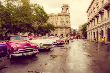 Havana, Küba - 2 Aralık 2013: Eski klasik Amerikan otomobil sürmek Capitol önünde. Ekim 2011 tarihinde Yayınlanan yeni bir yasa daha önce Kübalılar yolda önce 1959 edildi ticaret araçları olabilir..