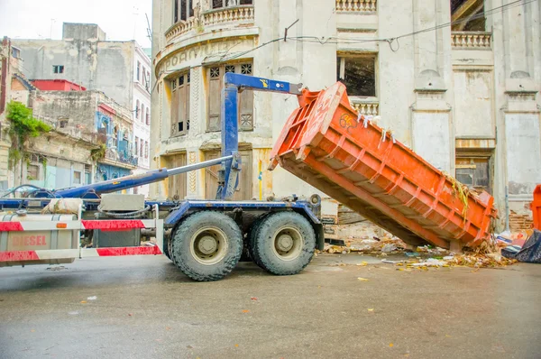 Havana, kuba - dezember 2, 2013: abfallsammelfahrzeug holt müllcontainer von der straße — Stockfoto