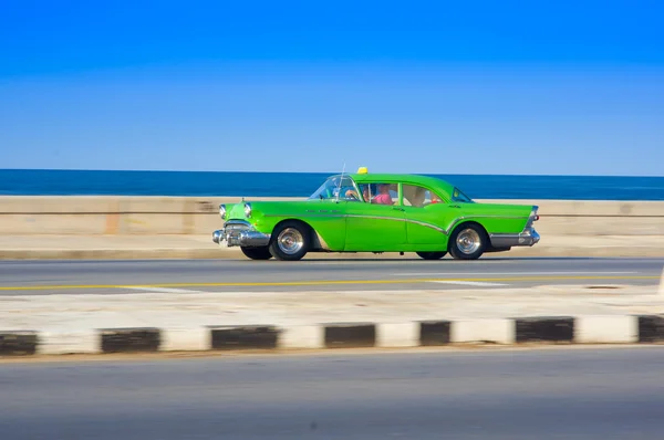 HAVANA, CUBA - 30 AOÛT 2015 : Anciennes voitures classiques américaines utilisées pour le taxi et le transport touristique . — Photo