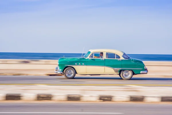 Havana, kuba - 30. august 2015: alte klassische amerikanische autos für taxi und touristentransport. — Stockfoto