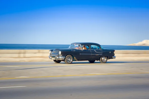 HAVANA, CUBA - 30 AGOSTO 2015: Vecchie auto classiche americane usate per il trasporto di taxi e turisti . — Foto Stock