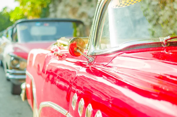 HAVANA, CUBA - 30 AGOSTO 2015: Vecchie auto classiche americane usate per il trasporto di taxi e turisti . — Foto Stock