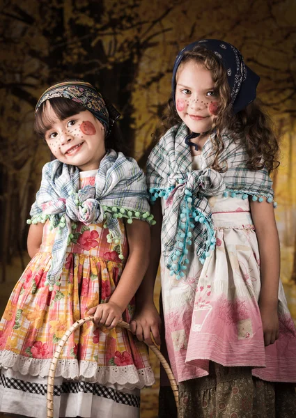 Meninas bonitinhas vestidas como bruxas tradicionais — Fotografia de Stock